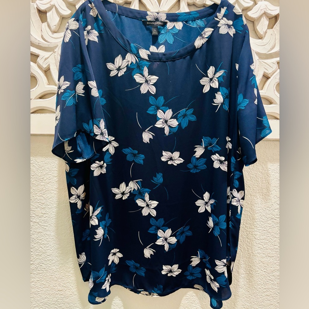 Banana Republic Floral Navy Blue Hi-Lo Hem Top